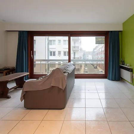Apartment 2 Bedroom Apartment, Near Epernay Square *